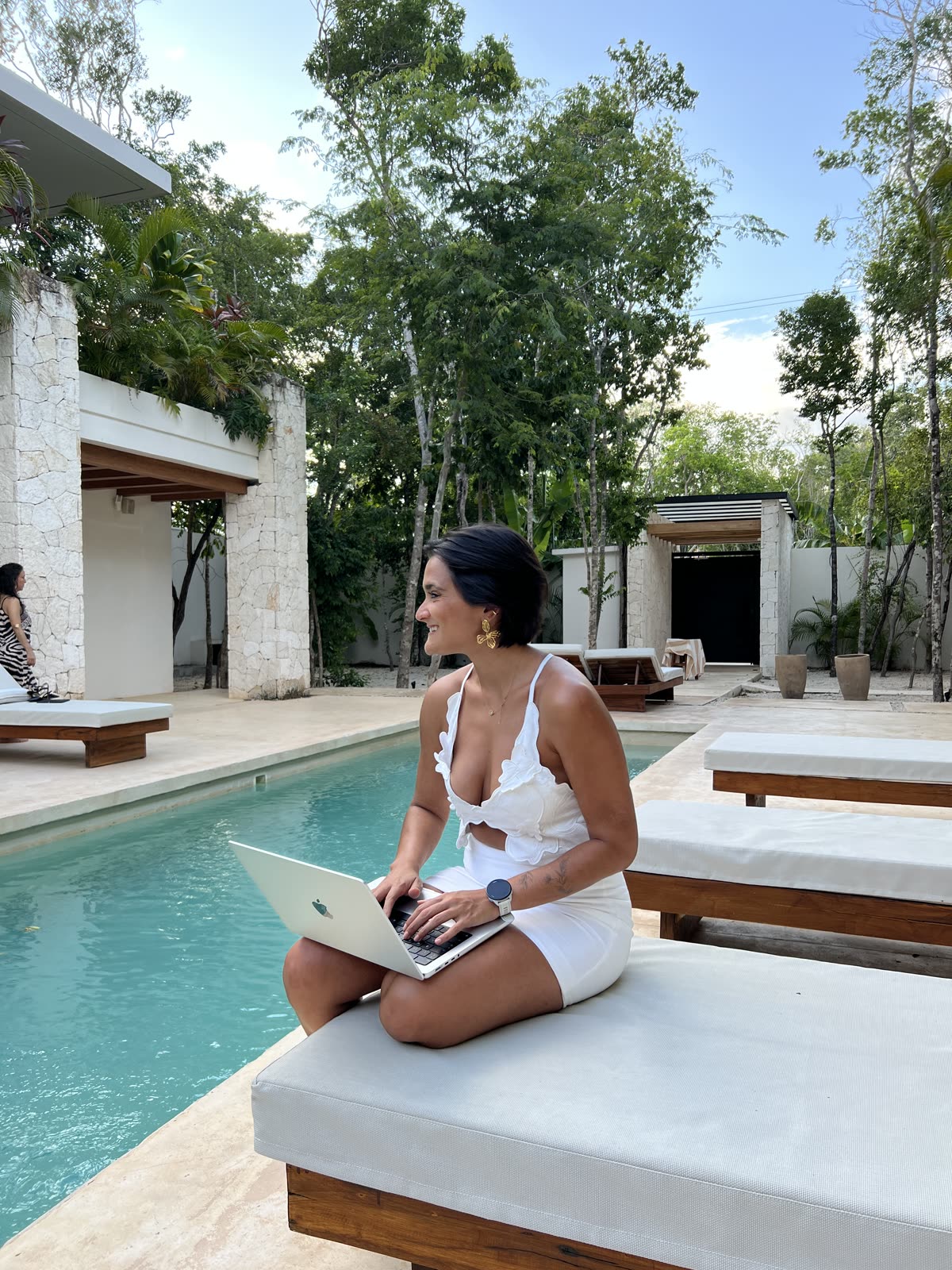 Andrea trabajando en su Notion
